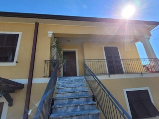 Casa Semi Indipendente in Affitto a Vezzano Ligure, zona Piani di Ponzano, 1'200€, 100 m², arredato
