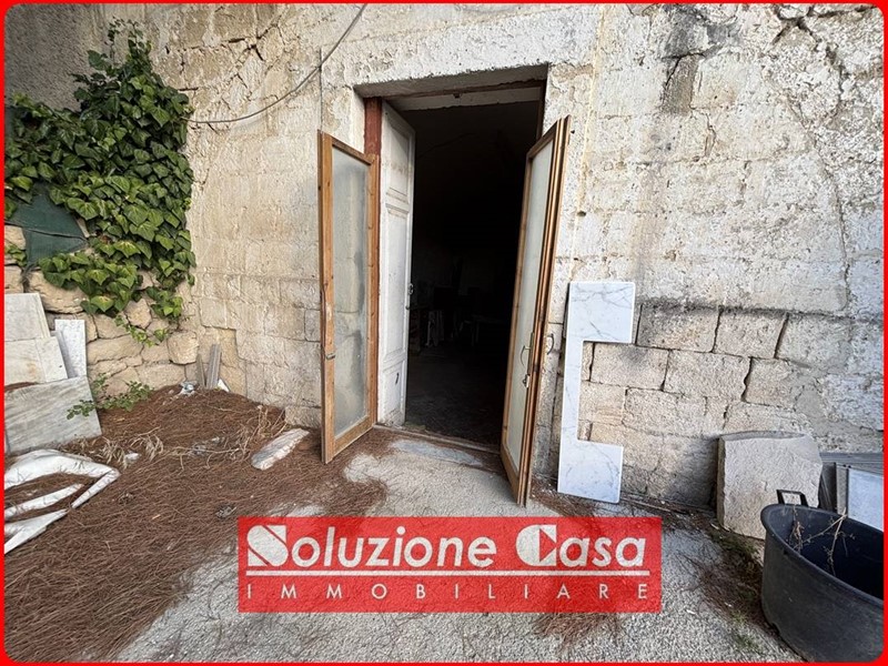 Magazzino in Affitto a Canosa di Puglia, 120&euro;, 30 m²