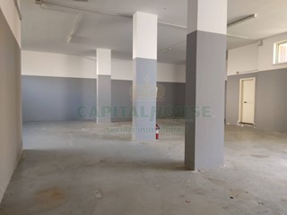 Laboratorio in Affitto a Sirignano, 1'000€, 165 m²