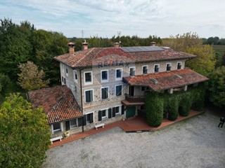 Villa in Vendita a Valvasone Arzene, 750'000€, 600 m²