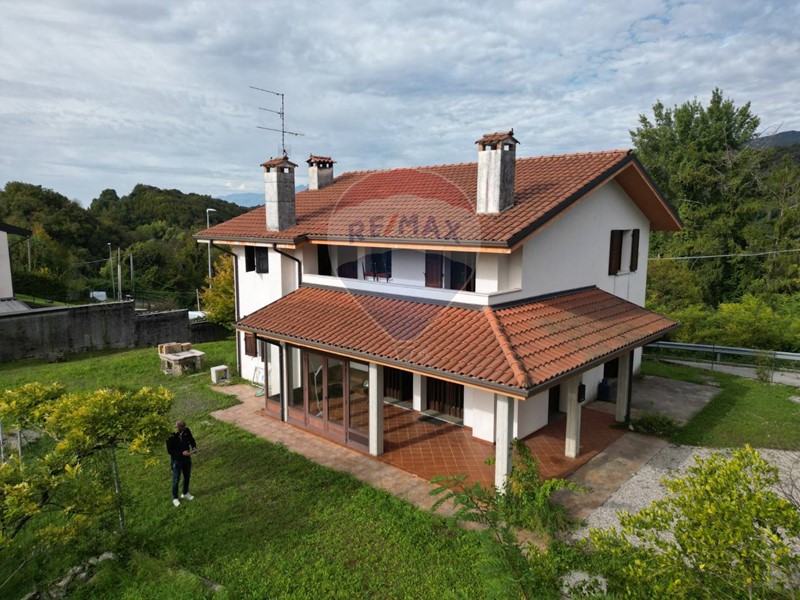 Villa in Vendita a Castelnovo del Friuli, 150'000€, 170 m²