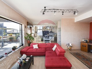 Appartamento in Vendita a Catania, 180'000&euro;, 135 m²
