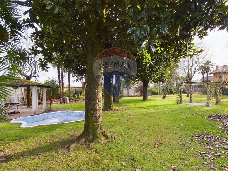 Villa in Vendita a Cava Manara, 280'000€, 270 m²