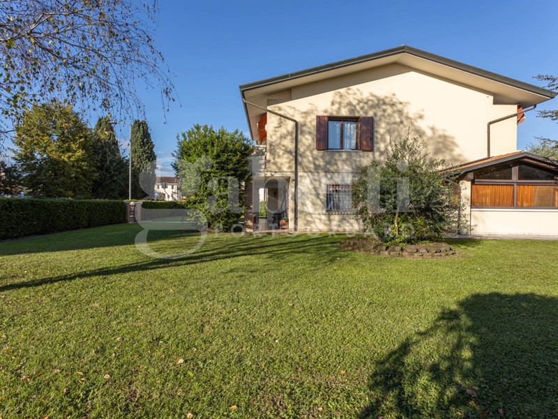 Casa Indipendente in Vendita a Gruaro, 300'000€, 235 m², arredato