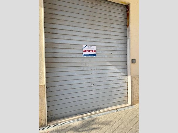 Magazzino in Affitto a Lamezia Terme, 300€, 30 m²