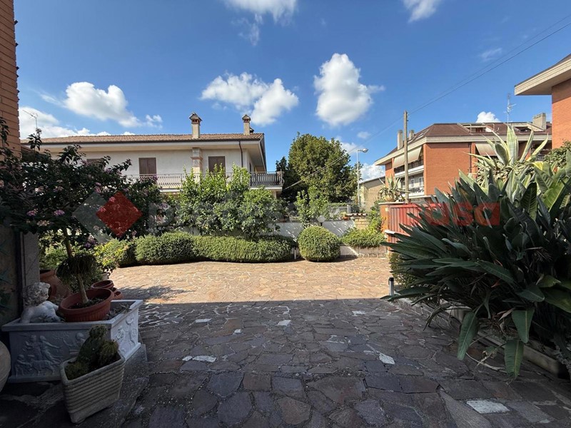 Villa in Vendita a Castel Gandolfo, 419'000&euro;, 200 m²