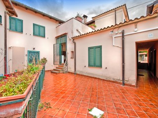 Appartamento in Vendita a Rocca di Papa, 140'000€, 105 m²