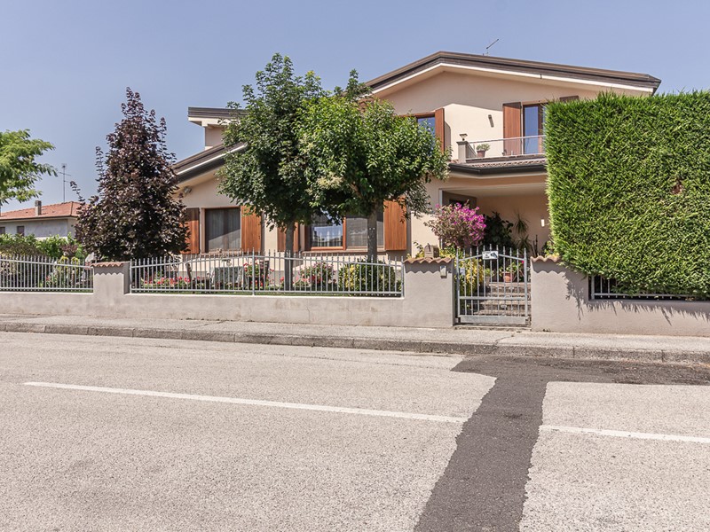 Casa Indipendente in Vendita a Terre del Reno, 550'000€, 350 m², con Box