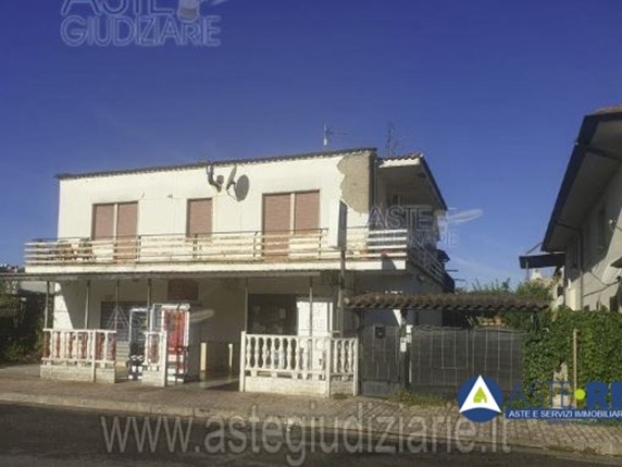 Negozio in Vendita a Latina, 55'803€, 220 m²