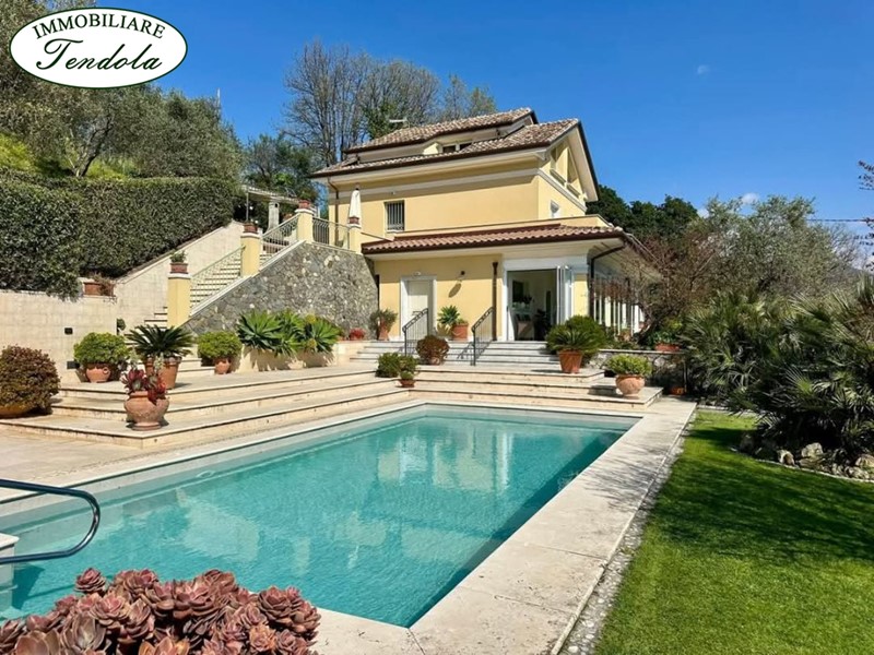 Villa in Vendita a Fosdinovo, 1'200'000€, 300 m²