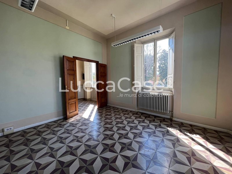 Immobile commerciale in Vendita a Lucca, zona Sant'Anna, 450'000€, 180 m²