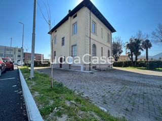 Immobile commerciale in Vendita a Lucca, zona Sant'Anna, 450'000€, 180 m²