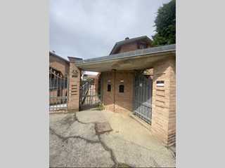 Villa bifamiliare in Vendita a Rivalta di Torino, 225'000€, 309 m²