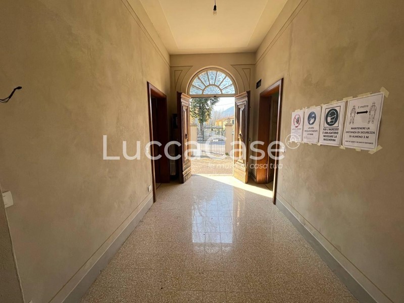Immobile commerciale in Affitto a Lucca, zona Sant'Anna, 2'500€, 180 m²