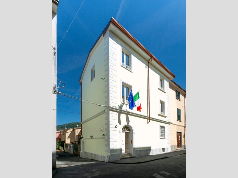 Ufficio in Affitto a Massa, 3'500€, 200 m²