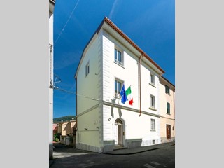 Ufficio in Affitto a Massa, 3'500€, 200 m²