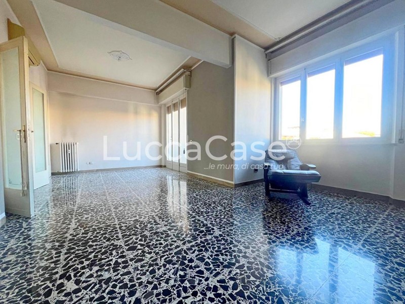 Appartamento in Vendita a Lucca, zona Sant'Anna, 225'000€, 110 m², con Box