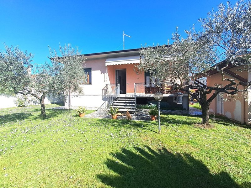 Villa in Affitto a Massa, zona Ricortola, 1'200€, 120 m², arredato