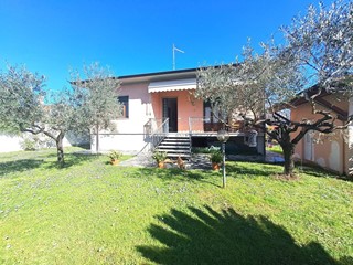 Villa in Affitto a Massa, zona Ricortola, 1'200€, 120 m², arredato