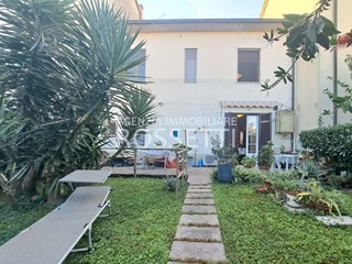 Casa Indipendente in Vendita a Vinci, zona Sovigliana, 380'000€, 160 m², con Box