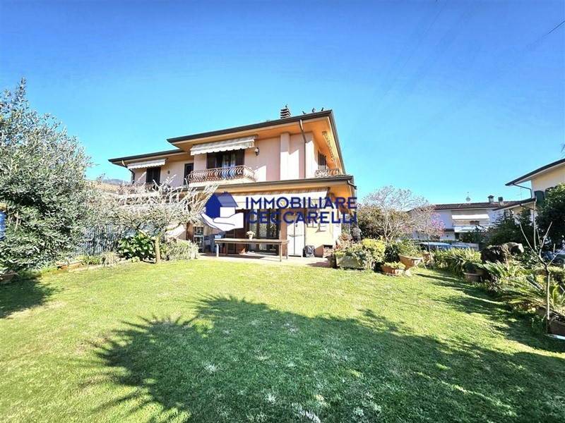 Villa bifamiliare in Vendita a Massa, zona Quercioli, 475'000&euro;, 200 m², arredato