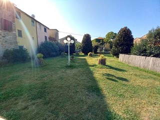 Casa Indipendente in Vendita a Capannori, zona Carraia, 150'000€, 180 m²