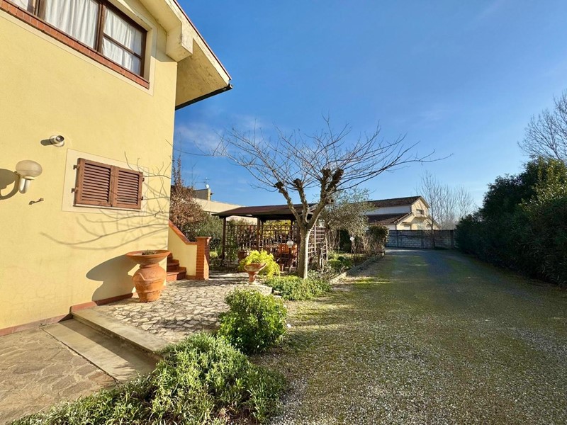 Casa Indipendente in Vendita a Ponsacco, 339'000€, 320 m²