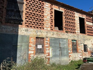 Casale in Vendita a Capannori, zona Lammari, 50'000€, 220 m²