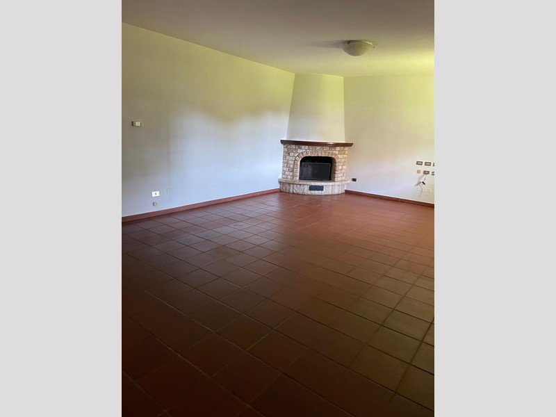 Villetta a schiera in Affitto a Crespina Lorenzana, zona Cenaia, 1'300€, 200 m², arredato, con Box