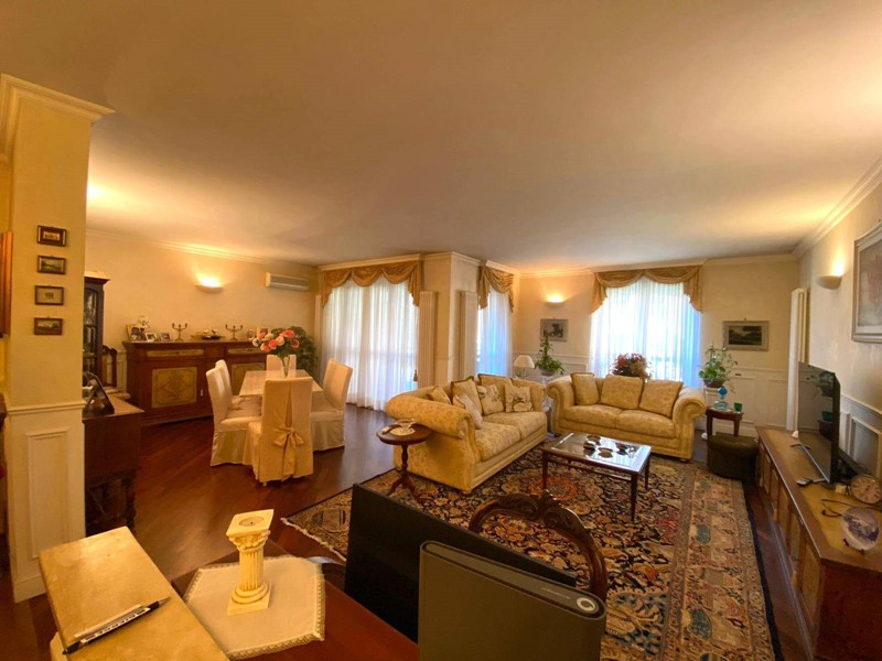 Appartamento in Vendita a Alessandria, 350'000€, 200 m²