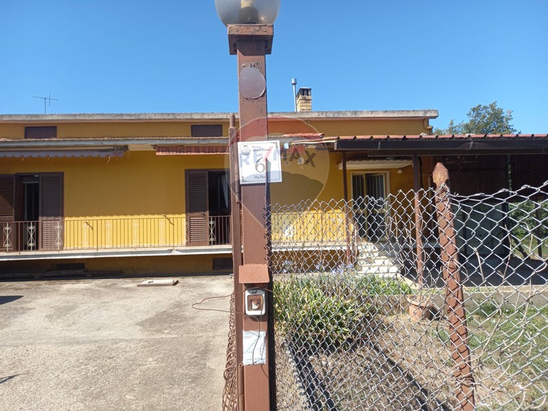 Casa Indipendente in Vendita a Baia e Latina, 104'000€, 276 m²