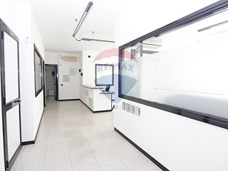 Ufficio in Vendita a Varese, 185'000€, 250 m²