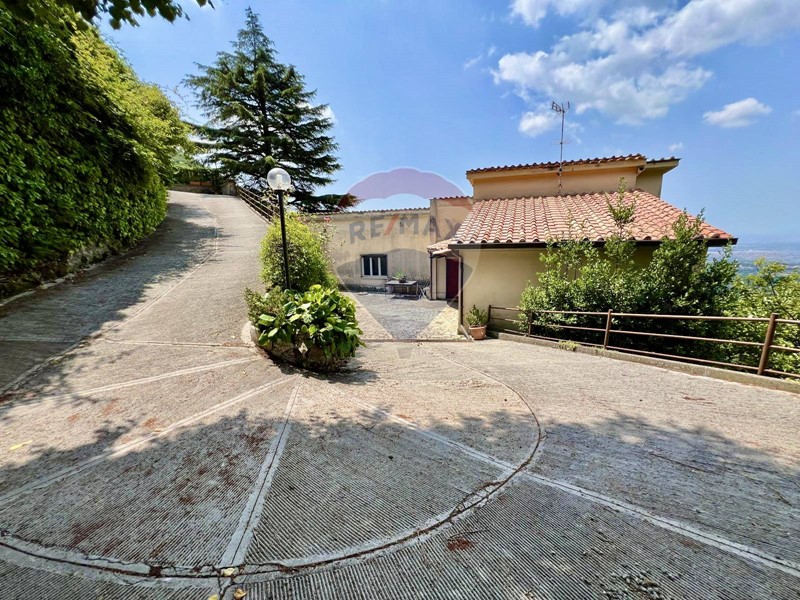 Villa in Vendita a Rocca di Papa, 340'000€, 234 m²
