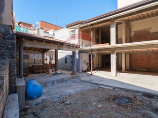 Ufficio in Affitto a Paternò, 2'400€, 302 m²