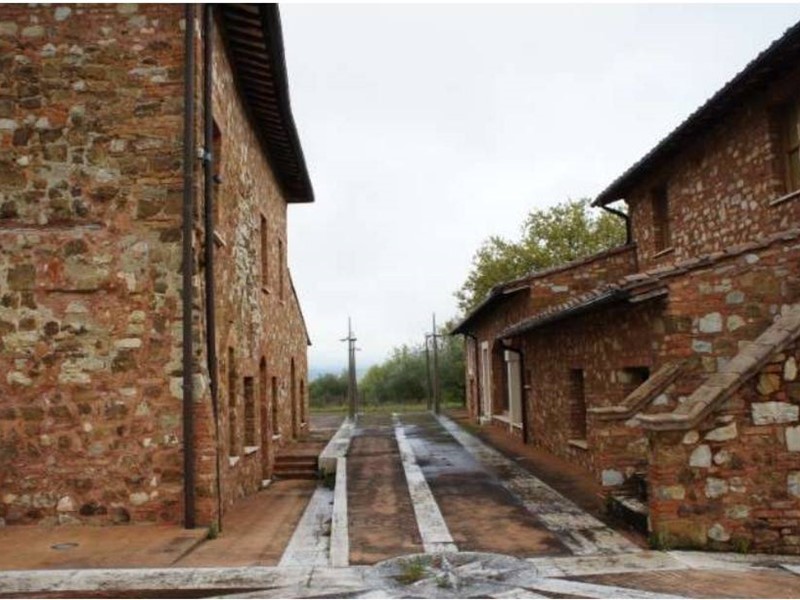 Immobile commerciale in Vendita a Rapolano Terme, 547'000€, 1377 m²