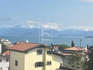 Quadrilocale in Vendita a Desenzano del Garda, 720'000€, 150 m²