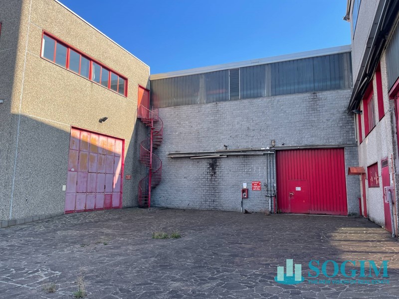 Capannone in Vendita a Bussero, 1'550'000€, 3890 m²