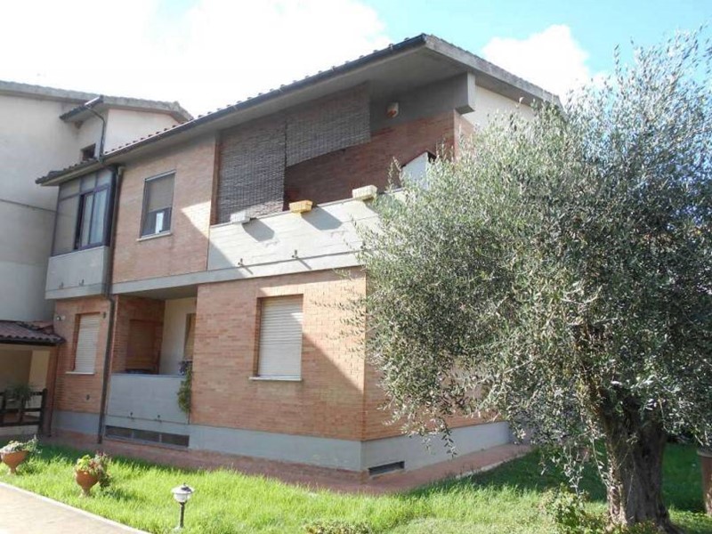 Quadrilocale in Vendita a Colle di Val D'Elsa, 83'000€, 101 m², con Box