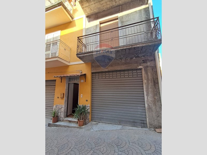 Casa Semi Indipendente in Vendita a Gaggi, 83'000€, 188 m²