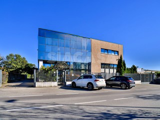 Capannone in Vendita a Merate, 1'200'000€, 1400 m²