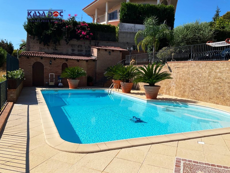 Villa in Vendita a Montepaone, 366 m²