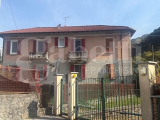 Casa Indipendente in Vendita a Valbrona, 235'000€, 250 m²