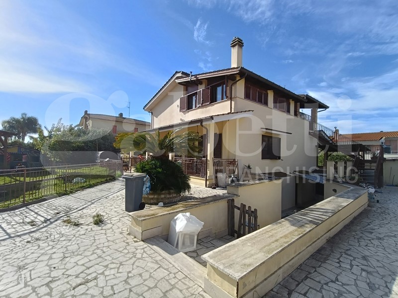 Quadrilocale in Vendita a Anzio, 95'000&euro;, 90 m²