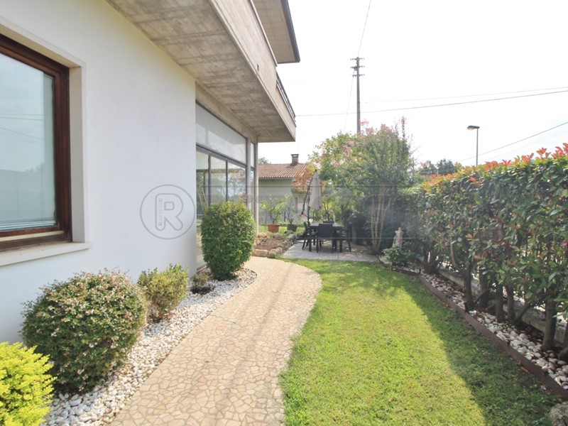 Villa in Vendita a Montecchio Maggiore, 300'000€, 283 m², con Box