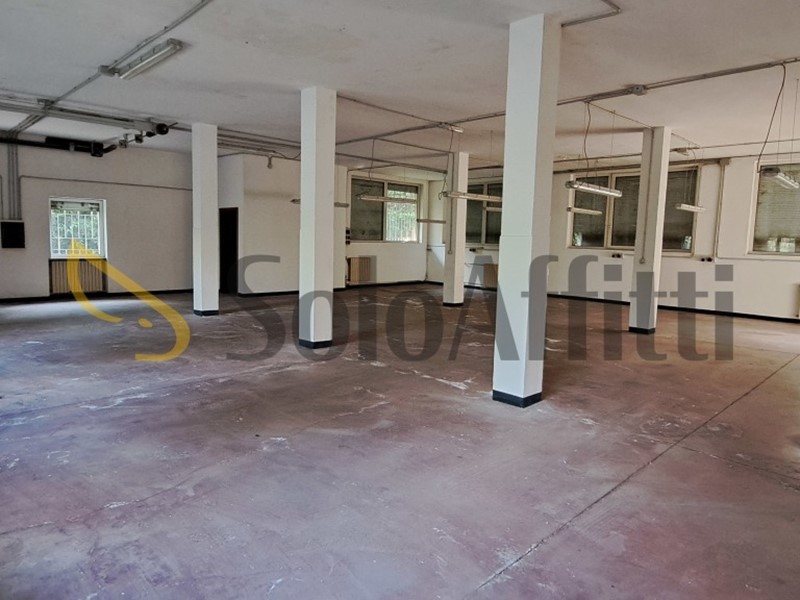 Magazzino in Affitto a Solaro, 900€, 210 m²