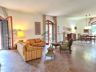 Villa in Vendita a Bari, zona Palese, 320'000€, 350 m²