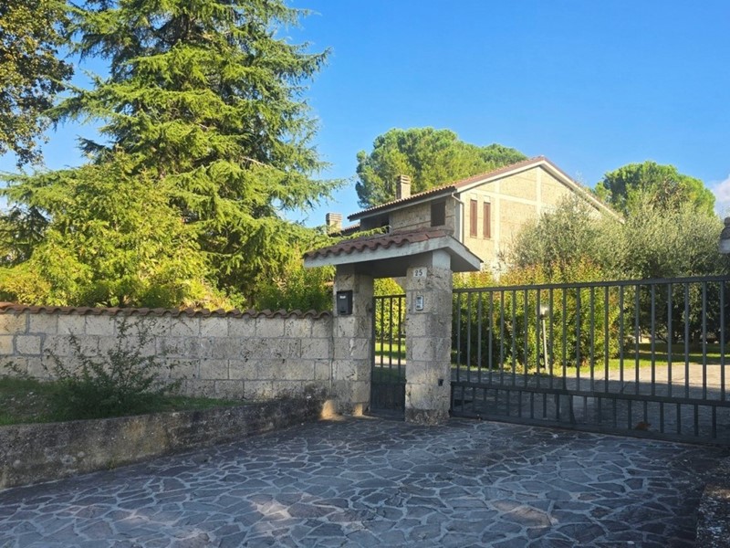 Casa Indipendente in Vendita a Terni, 418'000€, 334 m², con Box