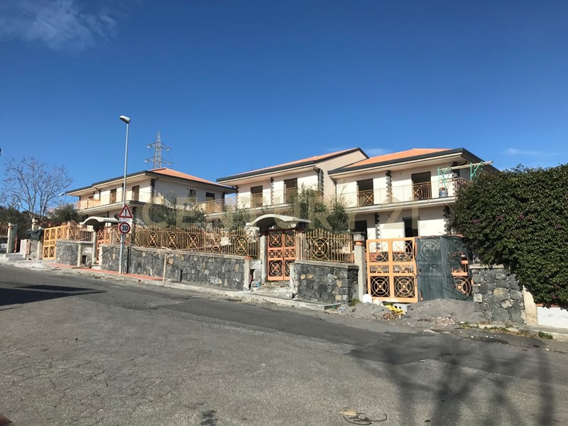 Casa Indipendente in Vendita a Catania, 420'000&euro;, 300 m², con Box