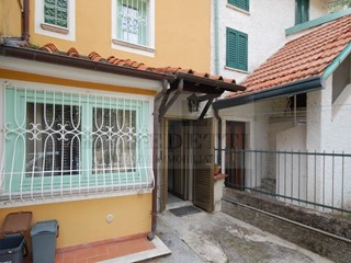 Casa Indipendente in Vendita a Pietrasanta, zona Valdicastello Carducci, 150'000€, 72 m², con Box