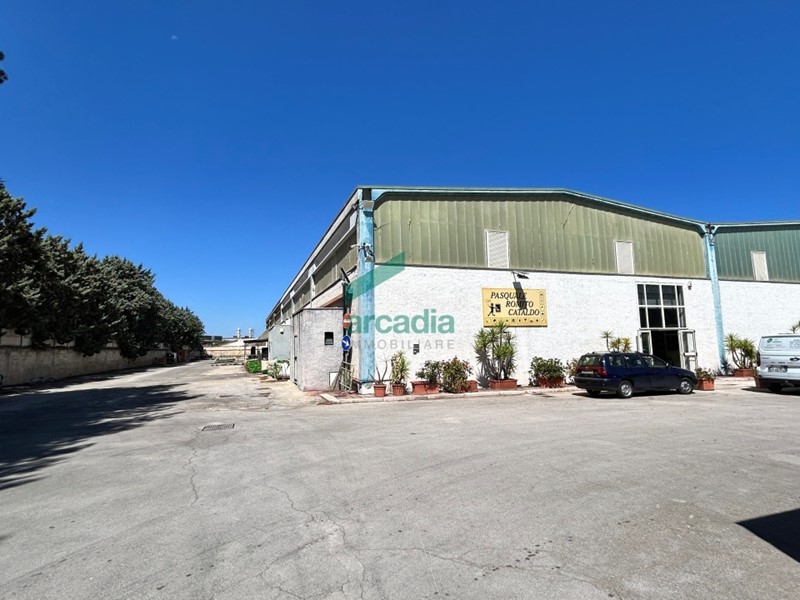 Capannone in Vendita a Modugno, zona Zona Industriale, 1'800'000€, 3000 m²